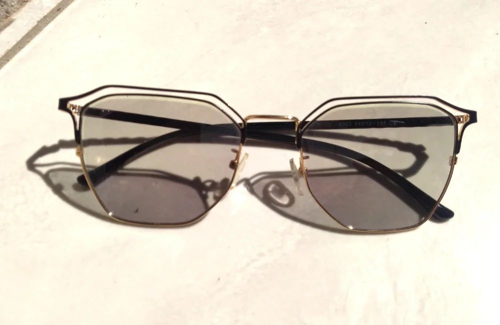 การทำงานของเลนส์เปลี่ยนสี