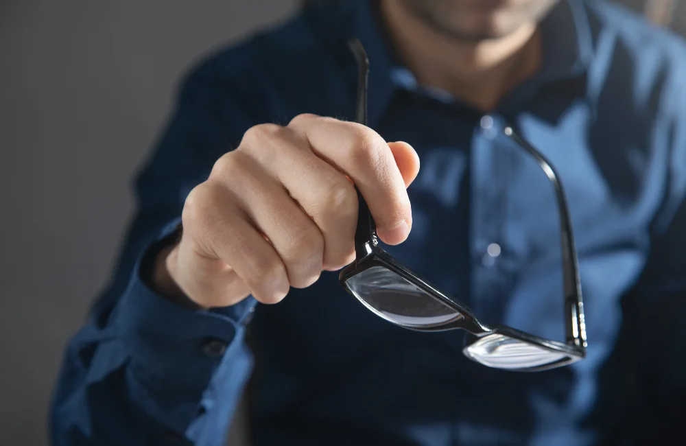 การปรับแต่งขาแว่นที่ไม่ถูกต้อง