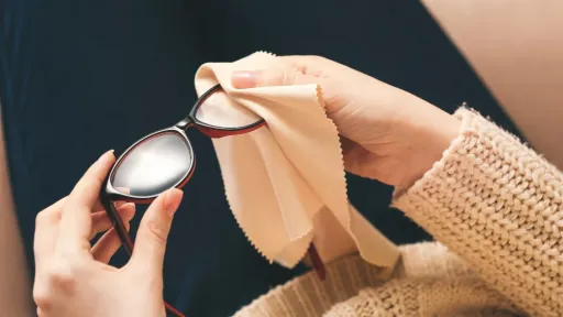  เลนส์แว่นเป็นรอย