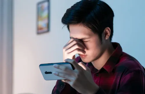 กะพริบตาแล้วเจ็บ แบบไหนที่ควรพบแพทย์