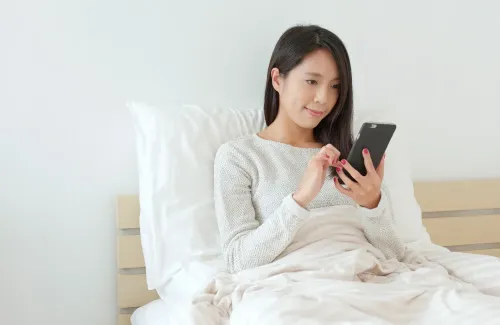 วิธีป้องกันผลกระทบจากการเล่นโทรศัพท์ในที่มืด