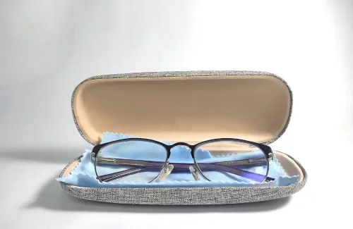 คราบสีเขียวบนแว่นตาเกิดจากอะไร