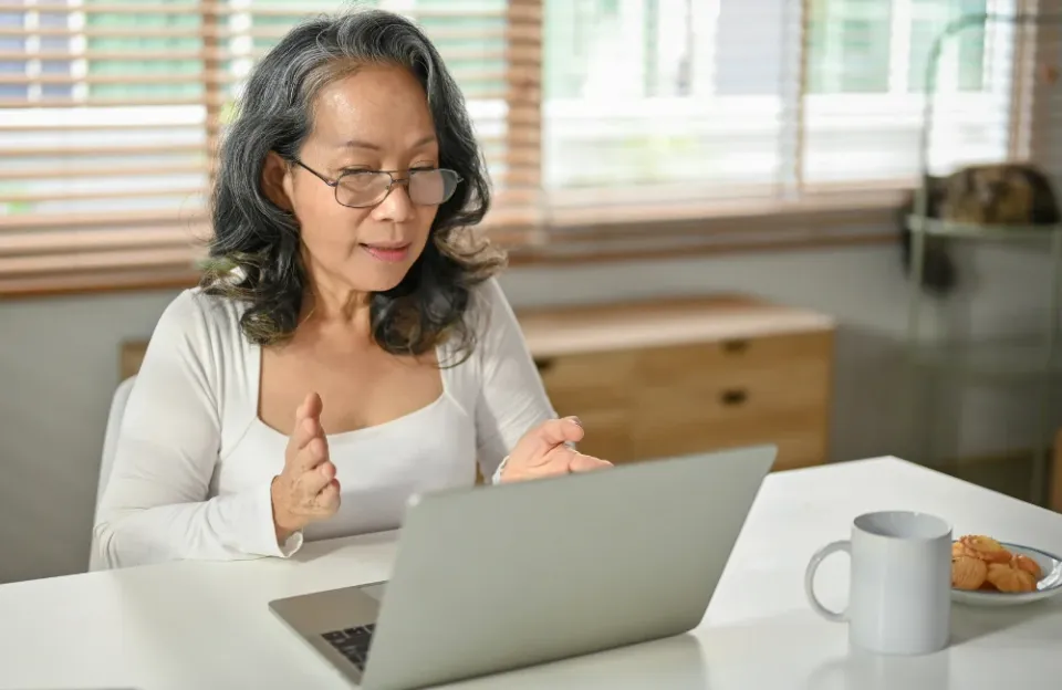 วิธีการเลือกแว่นคนแก่