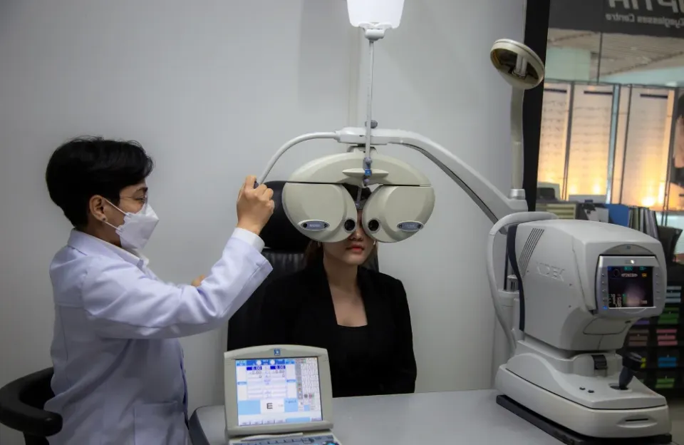  ต้องวัดสายตากับหมอสายตาที่เชี่ยวชาญ