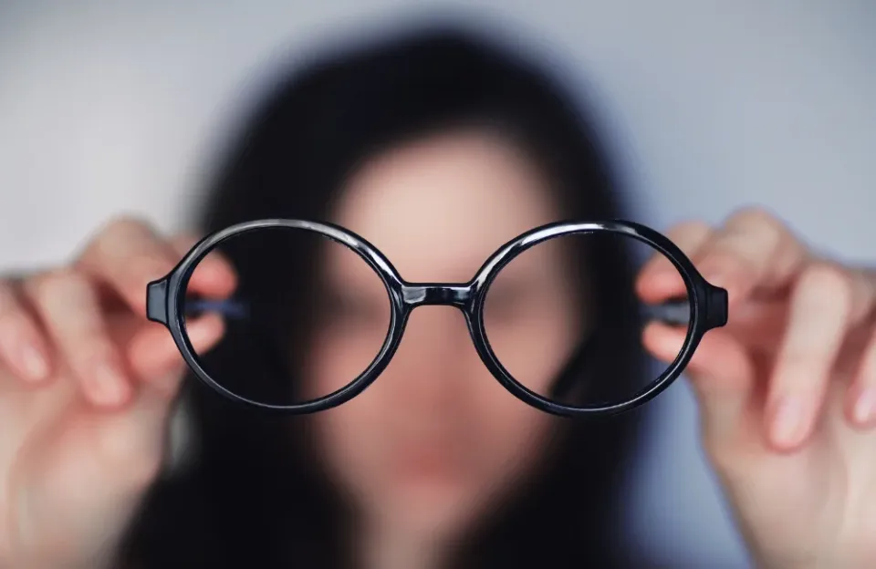  ใส่แว่นไม่ตรงค่าสายตา ส่งผลกระทบอย่างไรบ้าง