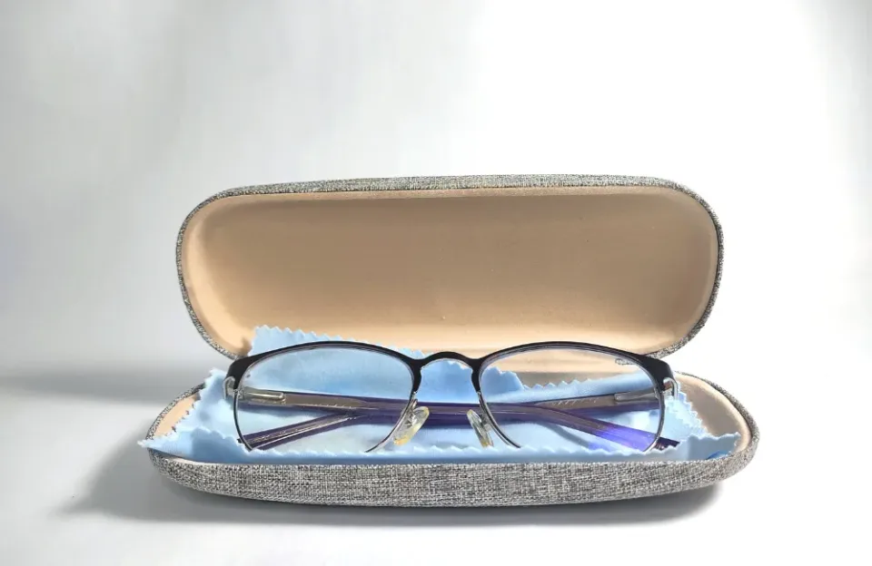 คราบสีเขียวบนแว่นตาเกิดจากอะไร