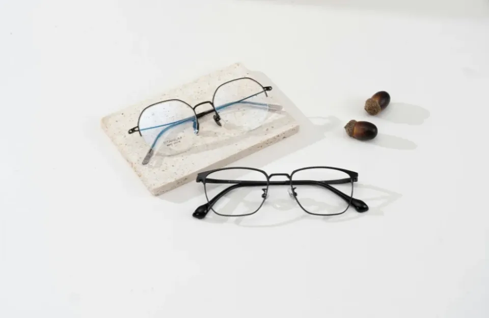 เลนส์เปลี่ยนสีคืออะไร มีกี่แบบ